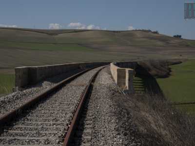 Con circospezione attraversiamo cos� il viadotto per tutta la sua lunghezza...